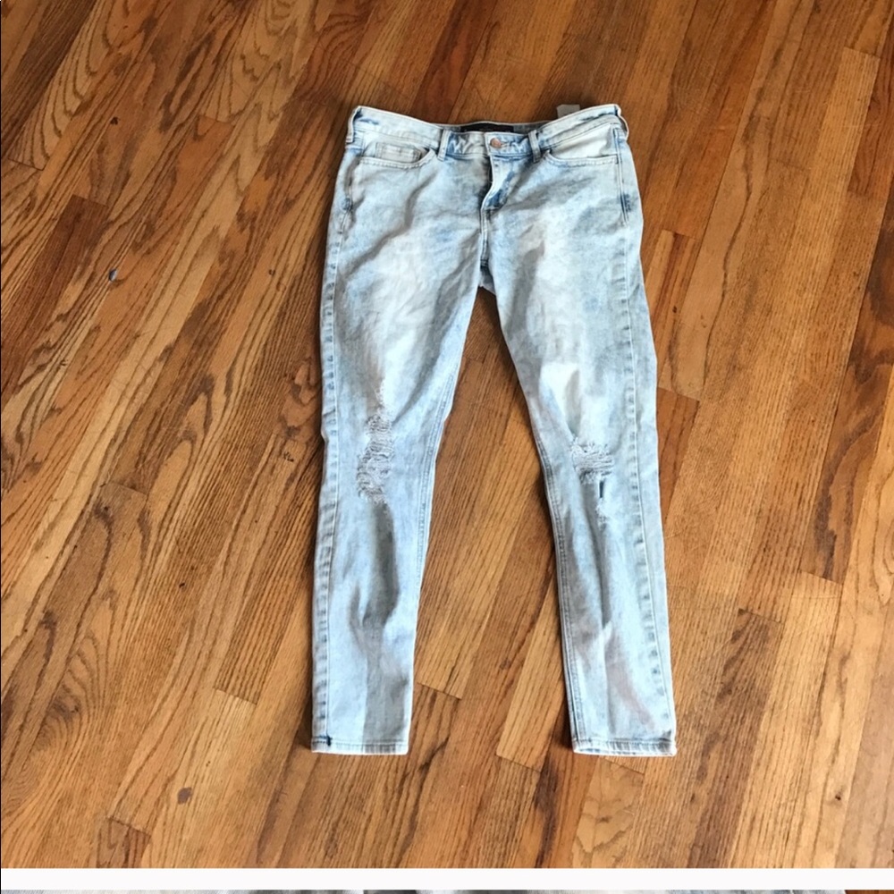 🦋HOLLISTER CROPPED DISTRESSED JEANS 🦋